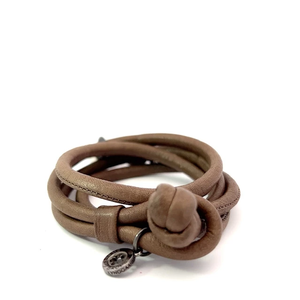 Deux Charms Ole Lynggaard Dew Drops sur bracelet en cuir