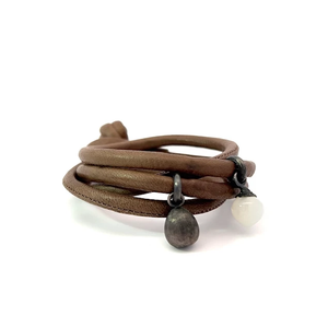 Deux Charms Ole Lynggaard Dew Drops sur bracelet en cuir
