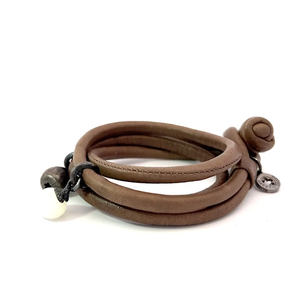 Deux Charms Ole Lynggaard Dew Drops sur bracelet en cuir