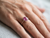 Bague en or jaune sertie d'un  saphir rose de forme coussin et de diamants brillants.