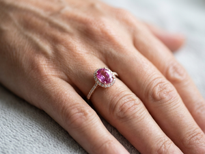 Bague en or jaune sertie d'un  saphir rose de forme coussin et de diamants brillants.