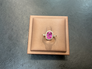Bague en or jaune sertie d'un  saphir rose de forme coussin et de diamants brillants.