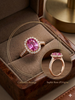 Bague en or jaune sertie d'un  saphir rose de forme coussin et de diamants brillants.