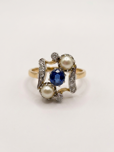Bague ancienne en Or jaune 750/1000 sertie d’un saphir, 2 perles et 0,15 ct de diamants rose cut