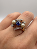 Bague ancienne en Or jaune 750/1000 sertie d’un saphir, 2 perles et 0,15 ct de diamants rose cut