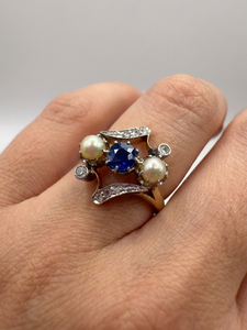 Bague ancienne en Or jaune 750/1000 sertie d’un saphir, 2 perles et 0,15 ct de diamants rose cut