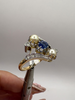 Bague ancienne en Or jaune 750/1000 sertie d’un saphir, 2 perles et 0,15 ct de diamants rose cut