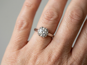 Solitaire chaton illusion en or blanc 750/1000 serti d’un brillant 0,65 ct , Couleur G H, Pureté VS