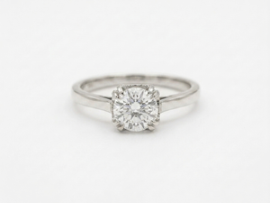 Solitaire chaton illusion en or blanc 750/1000 serti d’un brillant 0,65 ct , Couleur G H, Pureté VS