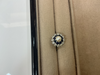 Bague en or blanc 750/1000 perle 0,36 ct dts 0,24 ct saphir . Poids du bijou 3,41 grs