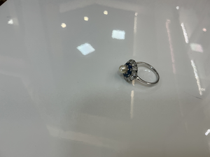 Bague en or blanc 750/1000 perle 0,36 ct dts 0,24 ct saphir . Poids du bijou 3,41 grs