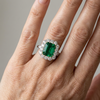 Bague or blanc, griffes or jaune, Émeraude et diamants brillants