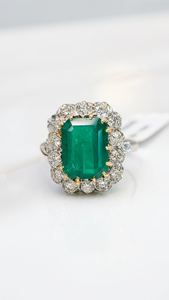 Bague or blanc, griffes or jaune, Émeraude et diamants brillants