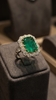 Bague or blanc, griffes or jaune, Émeraude et diamants brillants