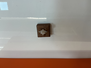 LP5513 Bague en or blanc 750/1000 sertie de 7 diamant brillants pesant au total environ 1 ct. Poids du bijou : 3,91 grs