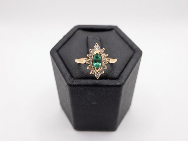 LP5520 Bague en OJ 750/1000 sertie d’une émeraude en forme de marquise pesant environ 0,30 CT et de environ 0,50 ct de diamants brillants. Poids du bijou 2,51 grs
