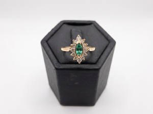 LP5520 Bague en OJ 750/1000 sertie d’une émeraude en forme de marquise pesant environ 0,30 CT et de environ 0,50 ct de diamants brillants. Poids du bijou 2,51 grs