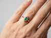 LP5520 Bague en OJ 750/1000 sertie d’une émeraude en forme de marquise pesant environ 0,30 CT et de environ 0,50 ct de diamants brillants. Poids du bijou 2,51 grs