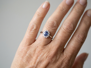 Bague en or blanc 750/1000 sertie d’un saphir oval et de diamants brillants