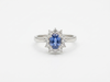 Bague en or blanc 750/1000 sertie d’un saphir oval et de diamants brillants