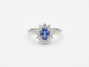 Bague en or blanc 750/1000 sertie d’un saphir oval et de diamants brillants