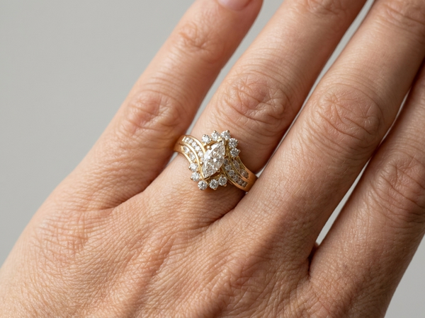Bague or jaune Marquise et diamants brillants