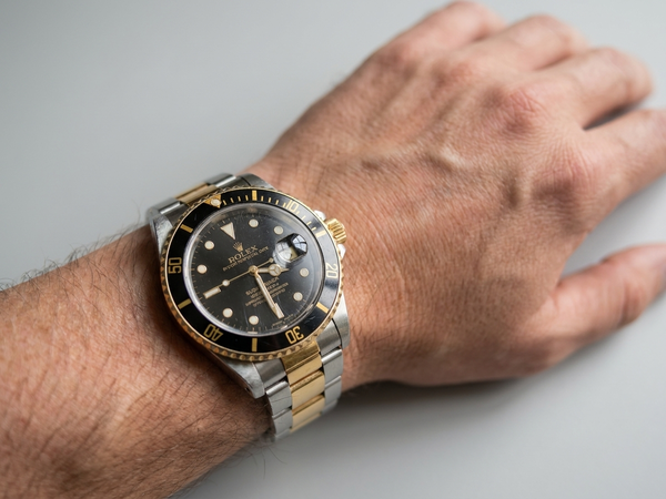 MONTRE ROLEX SUBMARINER OR ET ACIER, année 1985