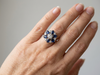 Bague en or blanc 750/1000 sertie de 6 saphirs en forme de marquise et de 7 diamants brillants