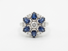Bague en or blanc 750/1000 sertie de 6 saphirs en forme de marquise et de 7 diamants brillants