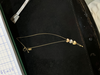 Collier or jaune 
Avec 3 cœurs