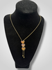 Collier or jaune 
Avec 3 cœurs