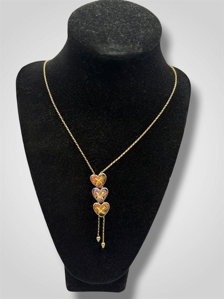 Collier or jaune
Avec 3 cœurs