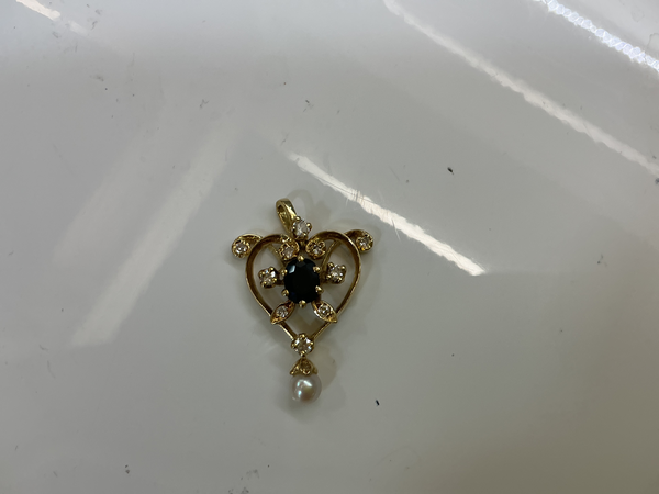 Pendentif Breloque Or jaune en forme de cœur, Saphir, Diamants et Perle